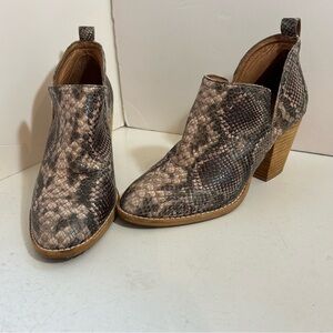 Jeffrey Campbell women’s animal print heeled booties in size 8